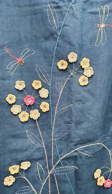 Zbliżenie na haftowaną łodygę i kwiat